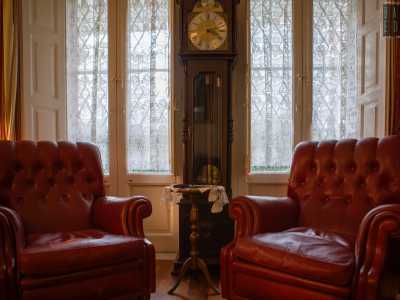 Nelle sale fanno bella mostra poltrone, un orologio a pendolo...